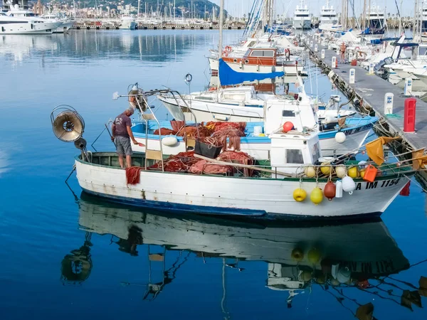 Rybář systém sítě na malé lodi — Stock fotografie