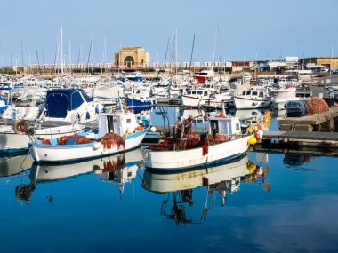 Birkaç balıkçı tekneleri demirleyen.