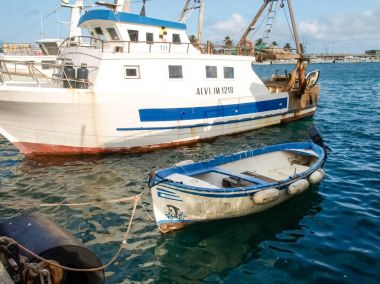 Birkaç balıkçı tekneleri demirleyen.
