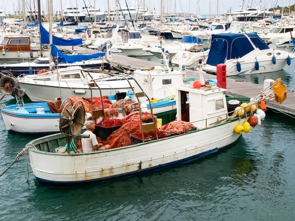 在小船上的渔夫系统网络停泊在港口 — 图库照片