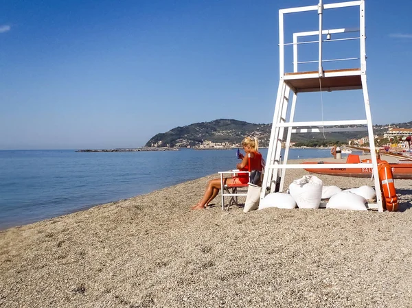 Lifeguard on the beach looking bathers — Stock Photo, Image