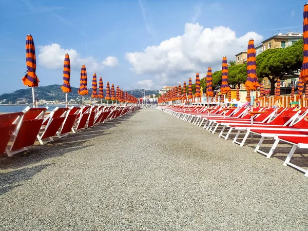 Guarda-chuvas de praia posicionados no arquivo regular — Fotografia de Stock