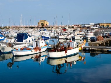 Birkaç balıkçı tekneleri demirleyen.