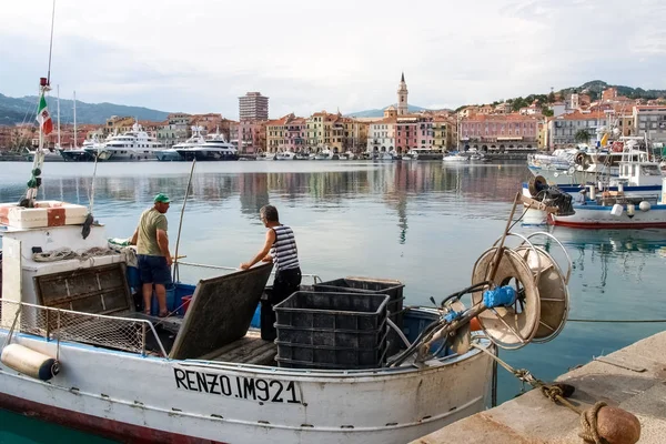 Diversi pescherecci sono ormeggiati . — Foto Stock