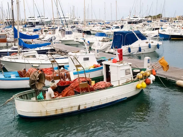 Fischernetzwerke auf dem kleinen Boot, das im Hafen liegt — Stockfoto