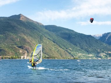 E Kitesurf gölde windsurf