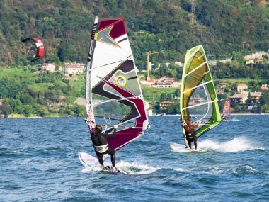 E Kitesurf gölde windsurf