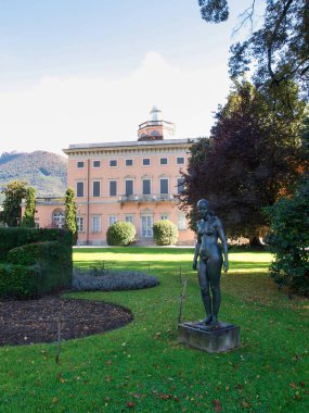 Villa Ciani ve avlu heykeli