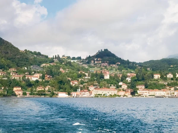 Menaggio vista con prospettiva e dal pontile traghetti — Foto Stock