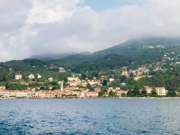 Menaggio vista con perspectiva y desde el ferry — Foto de Stock