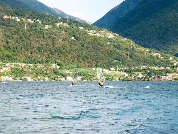 Windsurfen und Kitesurfen auf dem See — Stockfoto