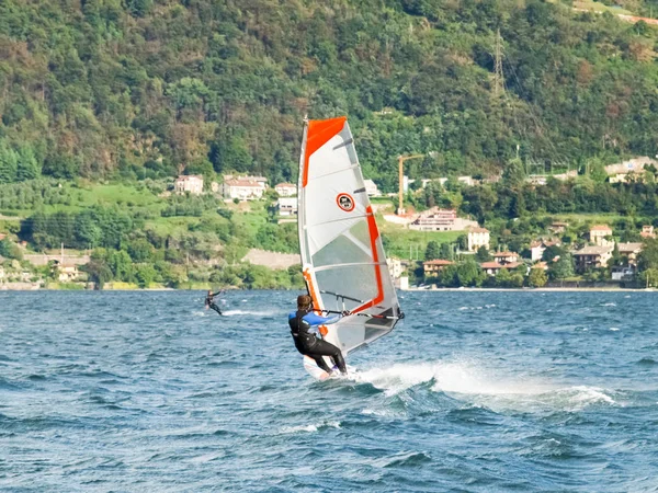 Windsurf e kitesurfa på sjön — Stockfoto