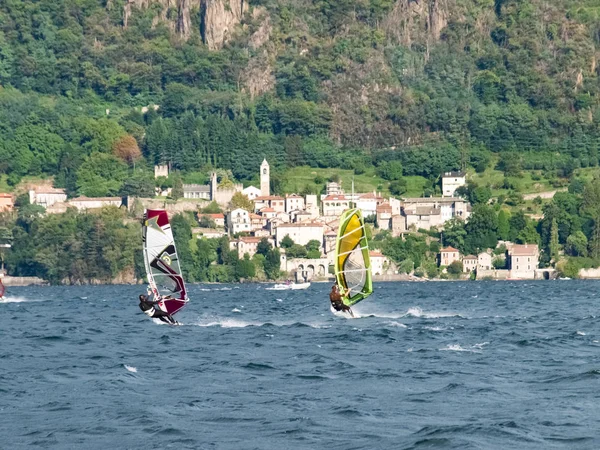 Windsurf e Kitesurf on the lake — Stock Photo, Image