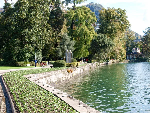 Parco Ciani i widokiem na jezioro — Zdjęcie stockowe