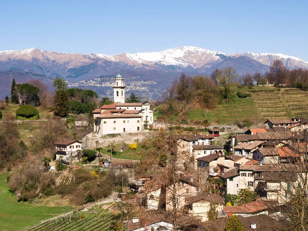 Carabbia, panoramiczny widok na wzgórze — Zdjęcie stockowe