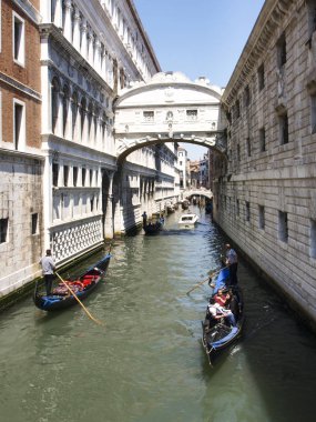Birkaç gondol ile iç geçiriyor bir Köprüsü