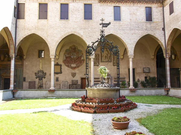 Basílica de Santo Antônio de Pádua, o claustro . — Fotografia de Stock