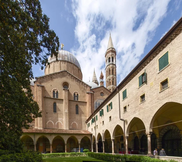 Bazilika svatého Antonína z Padovy, klášter. — Stock fotografie