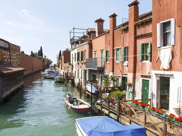 Canales venecianos y casas comunes — Foto de Stock