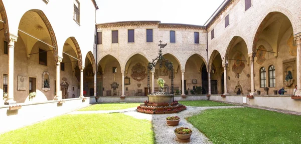 Basilica of Saint Anthony of Padua, the cloister. — Stock Photo, Image