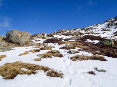 Splugen unterer Surettasee, kış manzarası