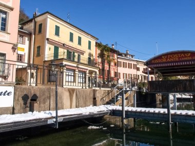 Morcote göle bakmaktadır ve dock