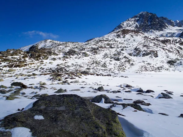 Splugen unterer Surettasee, vinterlandskap — Stockfoto