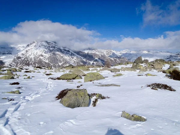 Splugen unterer Surettasee, kış manzarası — Stok fotoğraf