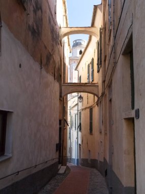 Diano Castello, İtalya - 19 Mart 2016: yollar ve küçük dağ köyü tarihi merkezinin sokaklarında