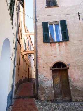 Diano Castello, İtalya - 19 Mart 2016: yollar ve küçük dağ köyü tarihi merkezinin sokaklarında