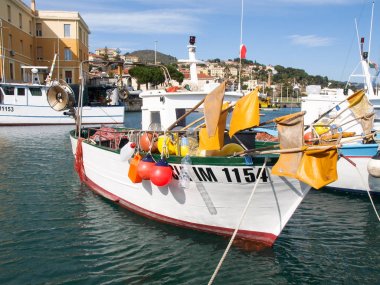 Imperia, İtalya - 17 Mart 2016: Imperia bağlantı noktası. Çeşitli tekneler limanda palamarla.