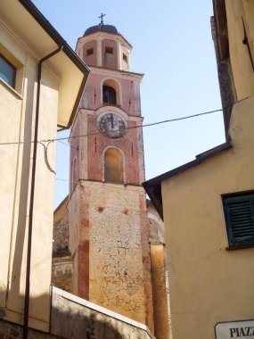 Diano Castello, İtalya - 19 Mart 2016: yollar ve küçük dağ köyü tarihi merkezinin sokaklarında