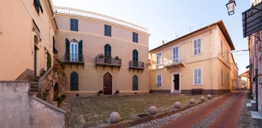 Diano Castello, İtalya - 19 Mart 2016: yollar ve küçük dağ köyü tarihi merkezinin sokaklarında