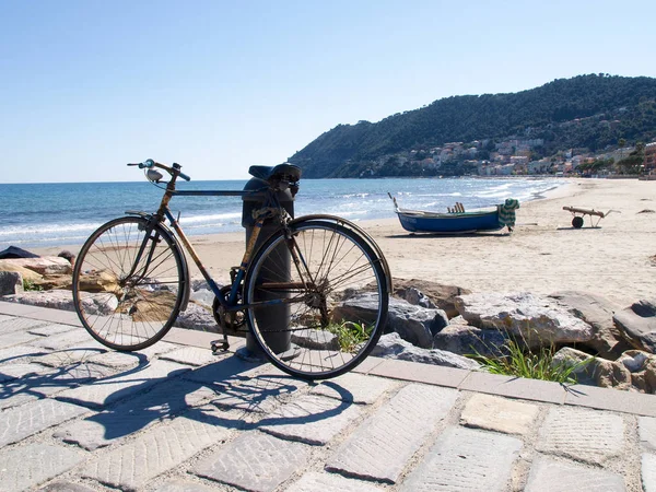 Laigueglia Italien Altes Fahrrad Lehnt Einer Stange Die Den Bürgersteig — Stockfoto