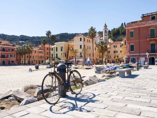 Laigueglia Itália Março 2016 Bicicleta Velha Encostada Poste Separação Entre — Fotografia de Stock