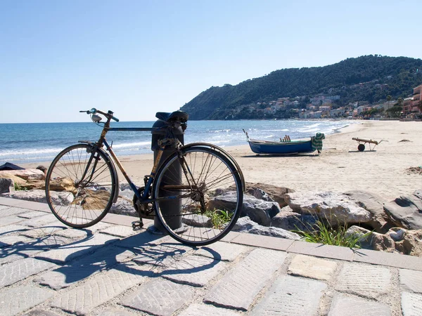 Laigueglia Italy March 2016 Old Bicycle Leaning Pole Separation Sidewalk — Stock Photo, Image