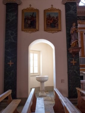 Bedretto, İsviçre - 11 Mart 2016: Aziz Makabiler parish Kilisesi yarım daire biçimli bir koro ile sekizgen bir planı gösterir. NEF bir çapraz tonoz tarafından tepesinde.