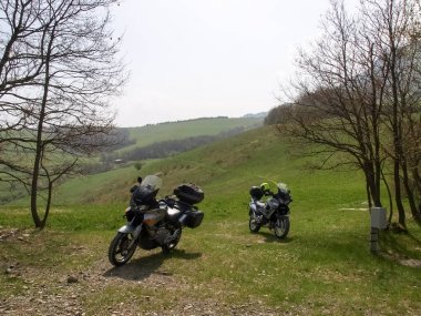 Pietra Perduca, İtalya - 4 Nisan 2016: motosiklet, yol kenarında çimenlerin üzerinde park edilmiş