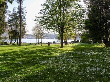 Lugano, İsviçre - 18 Nisan 2018: rahatlatıcı ile kamu parki insanlar