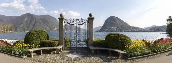 Lugano Szwajcaria Kwiatami Ciani Parku Widok Zatokę Lugano — Zdjęcie stockowe