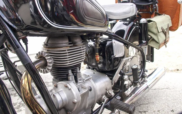 Stare motocykle zaparkowane w grupach — Zdjęcie stockowe