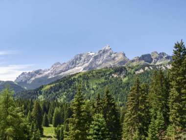 Dolomitler, manzaranın farklı görüntüleri.