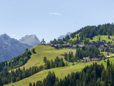 Dolomitler, manzaranın farklı görüntüleri.
