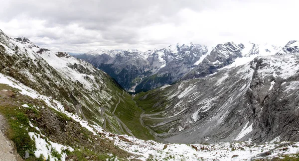 Passo Stelvista della vallata — стоковое фото