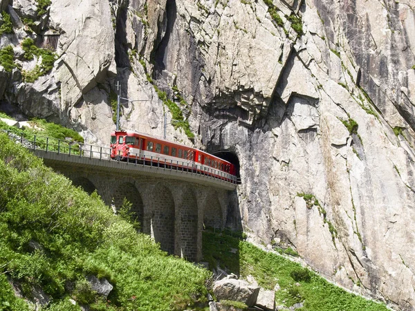 O desfiladeiro Sch=llenen, e a Ferrovia Rhaetian . — Fotografia de Stock