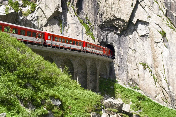 Gorge Schjalá llenen, y el ferrocarril de Rhaetian . — Foto de Stock