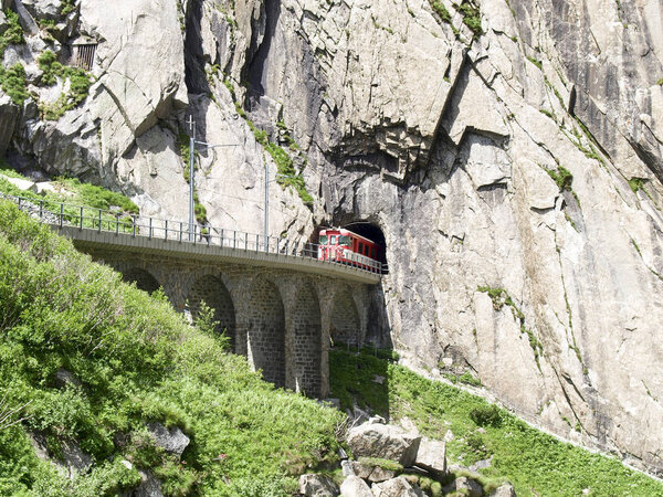 Ущелье Шёлленен и Ретийская железная дорога
.