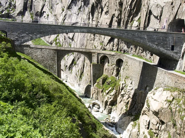 Gorge Schöllenen och Teufelsbrücke" — Stockfoto