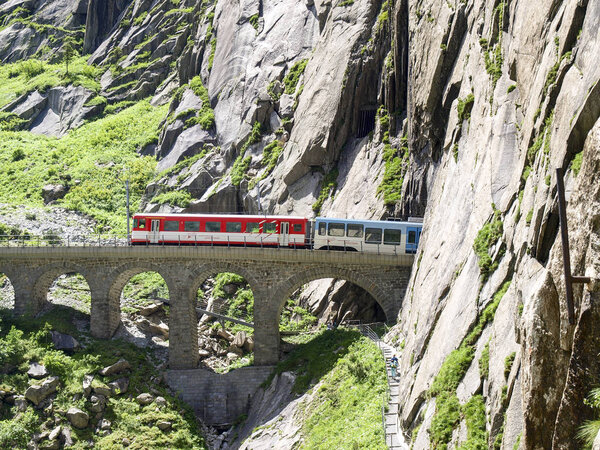 Ущелье Шёлленен и Ретийская железная дорога
.