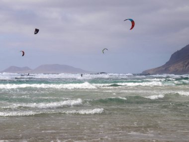 Famara sahilinde uçurtma.